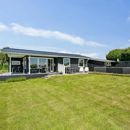 Awesome In With 3 Bedrooms And Internet *