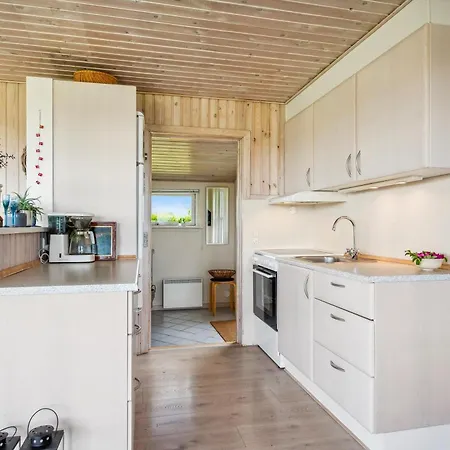 Awesome In With 3 Bedrooms And Internet *